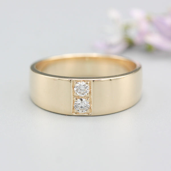 Men's ring in 18k gold featuring a high-polished band with 2 round faceted diamonds