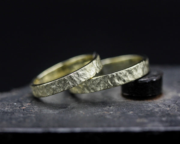Set of his and her wedding bands ring in 18k gold in wood design texture