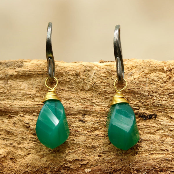 Green onyx drops twist faceted earrings with oxidized sterling silver hooks - Metal Studio Jewelry