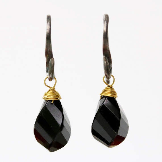 Onyx drops twist faceted earrings with oxidized sterling silver hooks - Metal Studio Jewelry