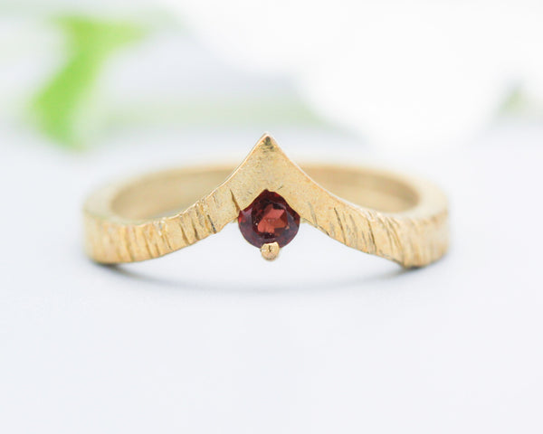 Garnet ring 14k gold crown design with line texture band