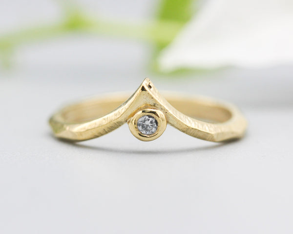 Diamond ring 14k gold crown design with geometric design band