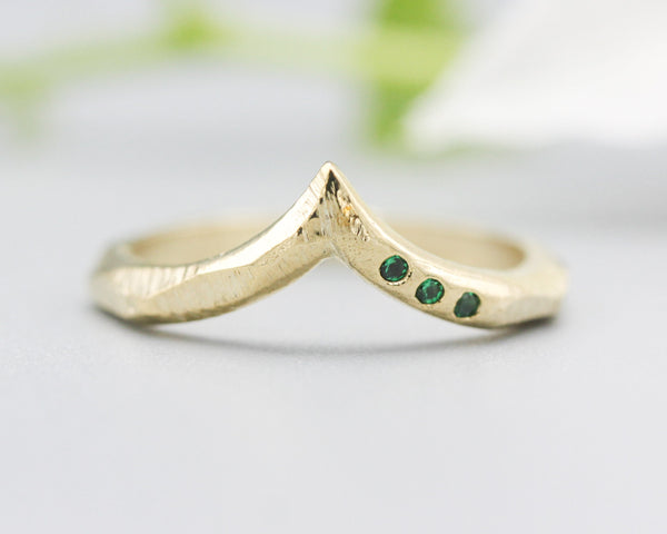 14k gold with geometric design band ring with tiny 3 emerald on the side