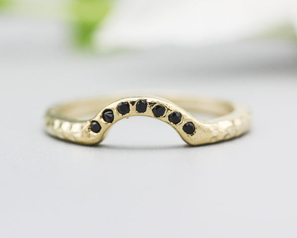 14k gold with hammer texture design band ring with tiny 7 black spinel on the center