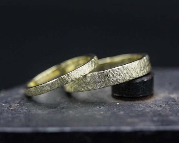 Set of his and her wedding bands ring in 18k gold in hammered texture