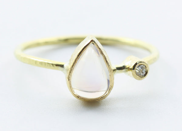 Pear-Shaped Opalescent Stone Ring in 18k Gold — product view 1