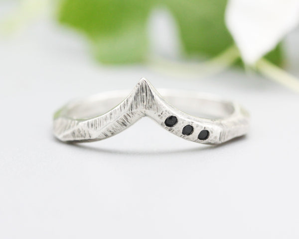 Sterling silver with geometric texture design band ring with tiny 3 black spinel on the side