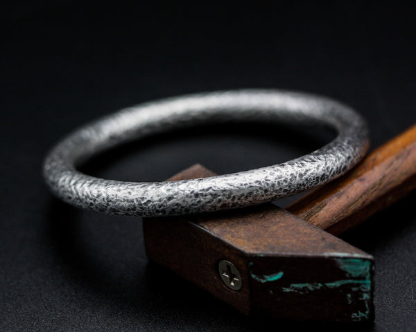 Sterling silver round bangle with oxidized hammered texture(M)